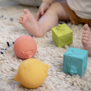 Set 2 Mingiute Si 2 Cuburi Girafa Sophie - Image 5